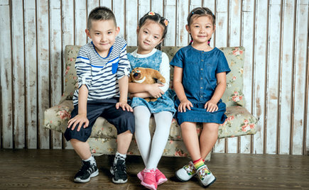 童裝加工:孩子的童年不只有手機(jī)  還有你言傳身教的愛 童裝加工:孩子的童年不只有手機(jī)  還有你言傳身教的愛