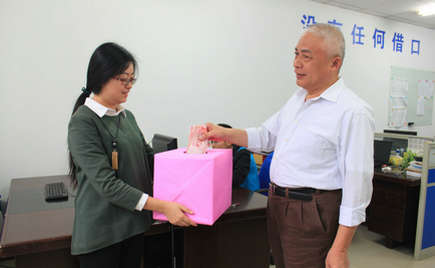 劉潭服裝募捐微行大愛 為罹患疾病的員工送去溫暖 劉潭服裝募捐微行大愛 為罹患疾病的員工送去溫暖