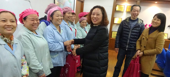 劉潭服裝:關注外來務工人員 彰顯企業人文關懷 劉潭服裝:關注外來務工人員 彰顯企業人文關懷