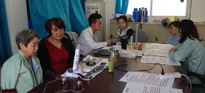 劉潭服裝團(tuán)總支部特邀中醫(yī)為全體員工進(jìn)行”治未病“義診