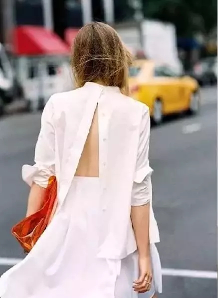 劉潭服裝：一本正經地“襯衫反著穿”，不走尋常的性感美