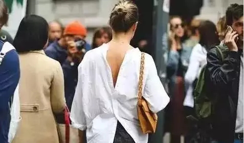 劉潭服裝：一本正經地“襯衫反著穿”，不走尋常的性感美