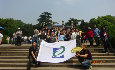在五一來臨之際，劉潭服裝組織企業先進標兵赴南京游玩