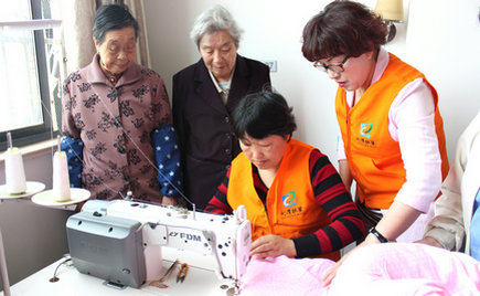 劉潭服裝:無錫勞模攜手志愿者赴五河養老院開展便民服務 劉潭服裝:無錫勞模攜手志愿者赴五河養老院開展便民服務