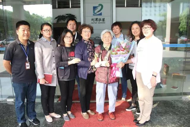 《無(wú)錫日?qǐng)?bào)》頭條,百歲勞模走進(jìn)劉潭服裝講堂詮釋工匠精神 《無(wú)錫日?qǐng)?bào)》頭條,百歲勞模走進(jìn)劉潭服裝講堂詮釋工匠精神