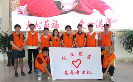 六一前夕，劉潭服裝志愿者走進兒童福利院開展送愛心活動