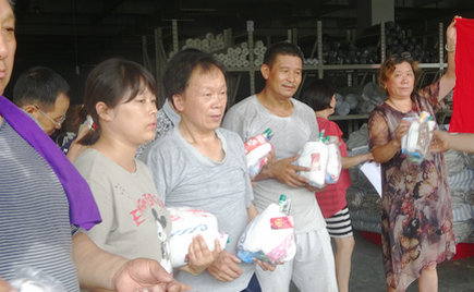 劉潭服裝工會舉辦夏日送清涼活動