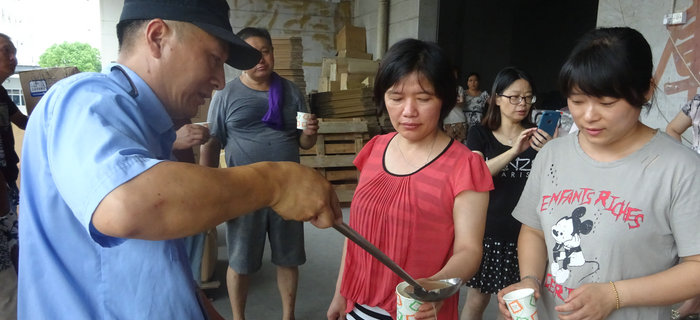 劉潭服裝工會舉辦夏日送清涼活動