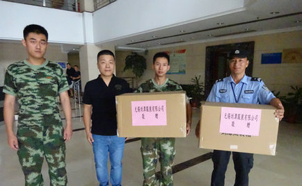 劉潭服裝和劉潭消防中隊結對負責人舉辦了物資轉贈儀式