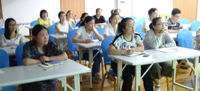 劉潭服裝今天開辦制版軟件培訓會議