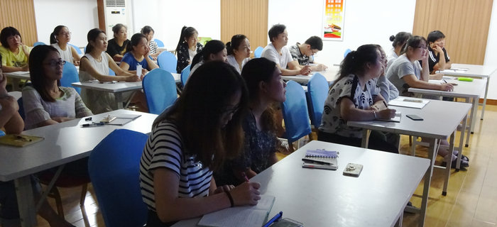 劉潭服裝今天開辦制版軟件培訓會議