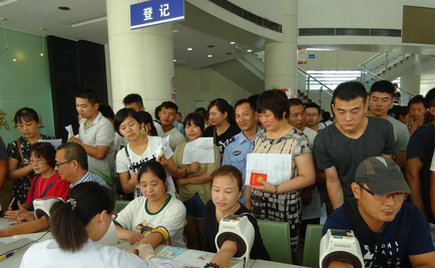 劉潭服裝組織員工義務(wù)獻(xiàn)血愛心公益活動