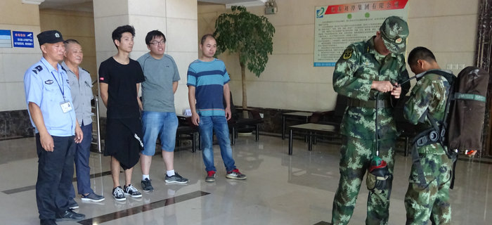 劉潭消防中隊(duì)來劉潭服裝進(jìn)行消防設(shè)備現(xiàn)場培訓(xùn) 劉潭消防中隊(duì)來劉潭服裝進(jìn)行消防設(shè)備現(xiàn)場培訓(xùn)