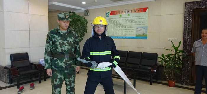 劉潭消防中隊(duì)來劉潭服裝進(jìn)行消防設(shè)備現(xiàn)場培訓(xùn) 劉潭消防中隊(duì)來劉潭服裝進(jìn)行消防設(shè)備現(xiàn)場培訓(xùn)