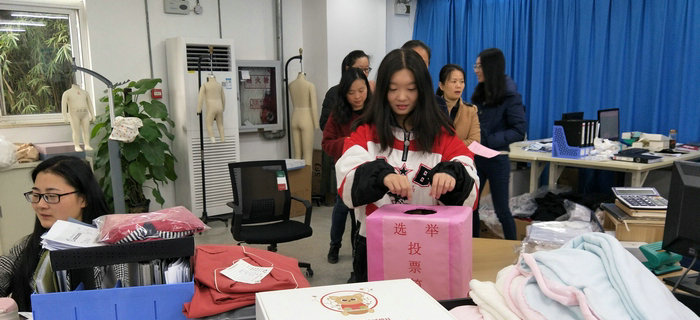 劉潭服裝工會有序組織員工進(jìn)行梁溪區(qū)人大代表補(bǔ)選活動