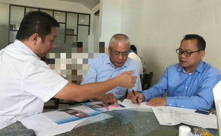 劉潭集團(tuán)董事長錢伯榮與柬埔寨建設(shè)部長磋商生產(chǎn)基地規(guī)劃 劉潭集團(tuán)董事長錢伯榮與柬埔寨建設(shè)部長磋商生產(chǎn)基地規(guī)劃