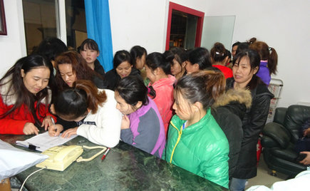 劉潭服裝員工夜間宿舍應(yīng)急逃生疏散演練獵影 劉潭服裝員工夜間宿舍應(yīng)急逃生疏散演練獵影