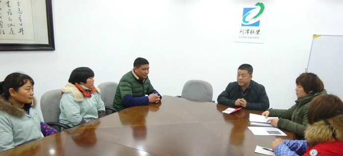 劉潭服裝舉辦“扶貧幫困”慰問活動，向廠困難職工送溫暖