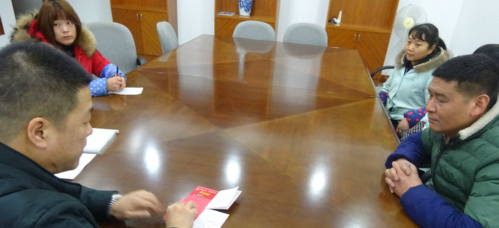 劉潭服裝舉辦“扶貧幫困”慰問活動，向廠困難職工送溫暖