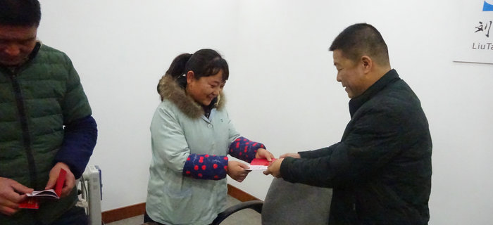 劉潭服裝舉辦“扶貧幫困”慰問活動，向廠困難職工送溫暖