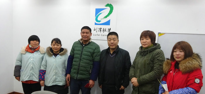 劉潭服裝舉辦“扶貧幫困”慰問活動，向廠困難職工送溫暖