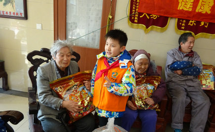 劉潭服裝志愿團隊攜手小志愿者前往五河養老院進行新春慰問 劉潭服裝志愿團隊攜手小志愿者前往五河養老院進行新春慰問