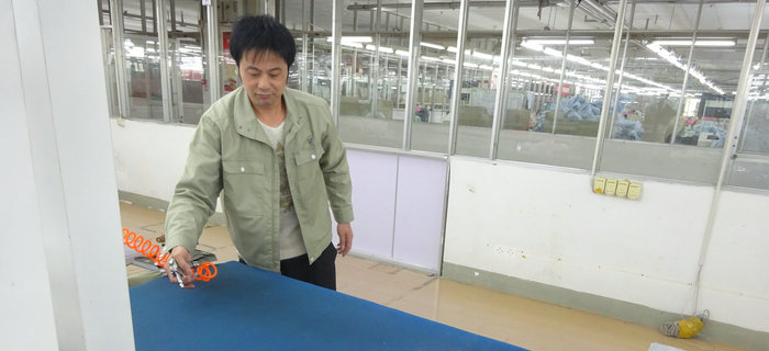 劉潭服裝服裝車間進行機械“大保養”,過干凈安全的新年 劉潭服裝服裝車間進行機械“大保養”,過干凈安全的新年