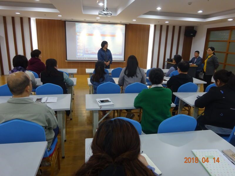 劉潭服裝學習兩會精神，跟黨走出美好明天