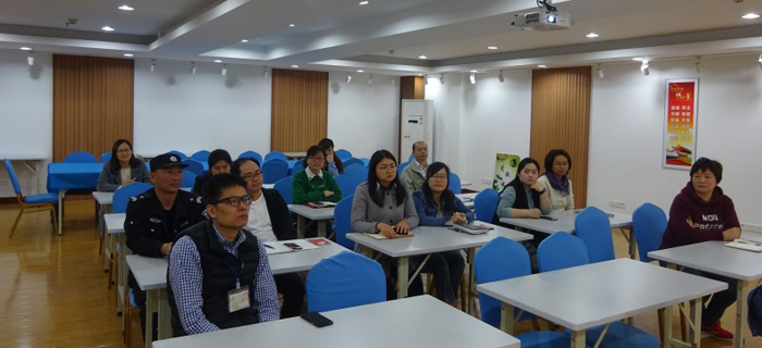 劉潭服裝學(xué)習(xí)兩會精神，跟黨走出美好明天