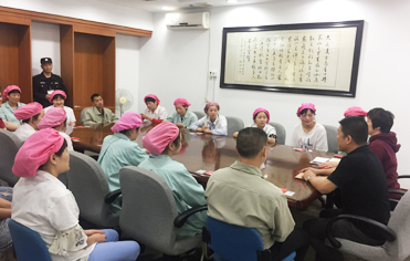 劉服先進員工表彰大會現在開始