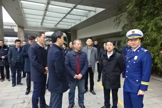 許立新區(qū)長一行人來到劉潭服裝檢查、指導安全生產(chǎn)工作