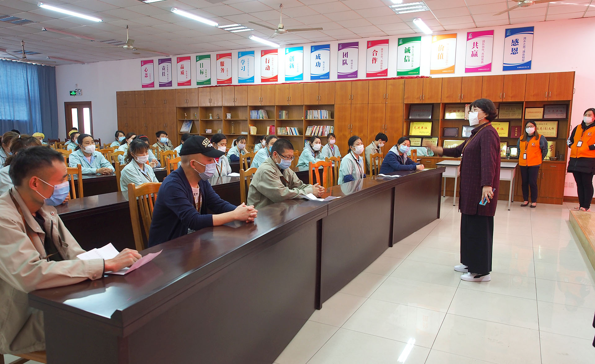 加強防控意識,杜絕麻痹大意——劉潭服裝住宿員工安全會議 加強防控意識,杜絕麻痹大意——劉潭服裝住宿員工安全會議