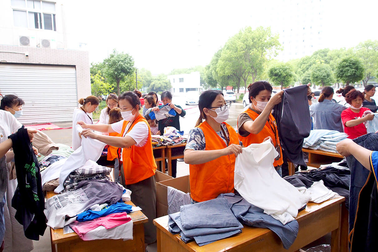 “六一愛心特賣會”——劉潭服裝廠打響惠民戰 “六一愛心特賣會”——劉潭服裝廠打響惠民戰