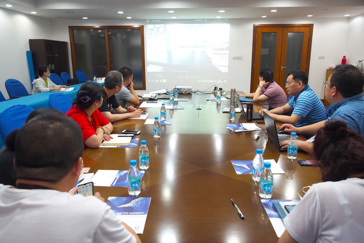 中國(guó)船級(jí)社質(zhì)量認(rèn)證審核組專(zhuān)家蒞臨無(wú)錫劉潭服裝廠(chǎng) 中國(guó)船級(jí)社質(zhì)量認(rèn)證審核組專(zhuān)家蒞臨無(wú)錫劉潭服裝廠(chǎng)