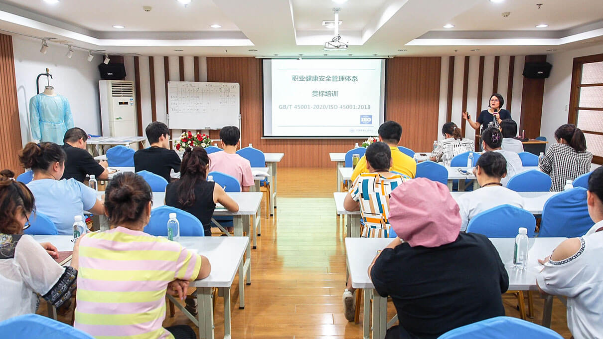 劉潭服裝廠召開職業健康安全管理體系貫標培訓會 劉潭服裝廠召開職業健康安全管理體系貫標培訓會