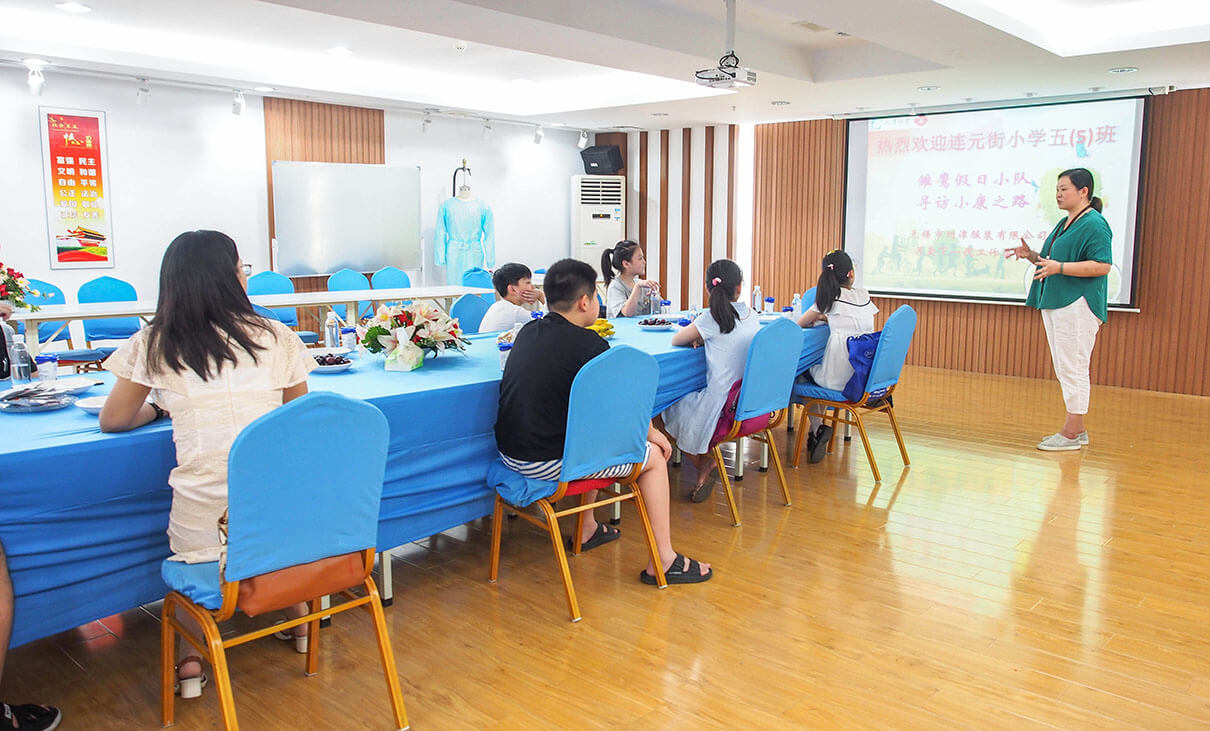 01 劉潭服裝關(guān)愛下一代