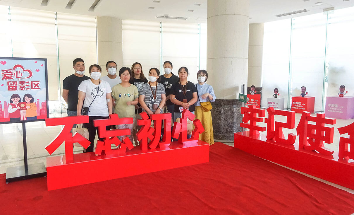 劉潭服裝廠開展無償獻血活動 劉潭服裝廠開展無償獻血活動