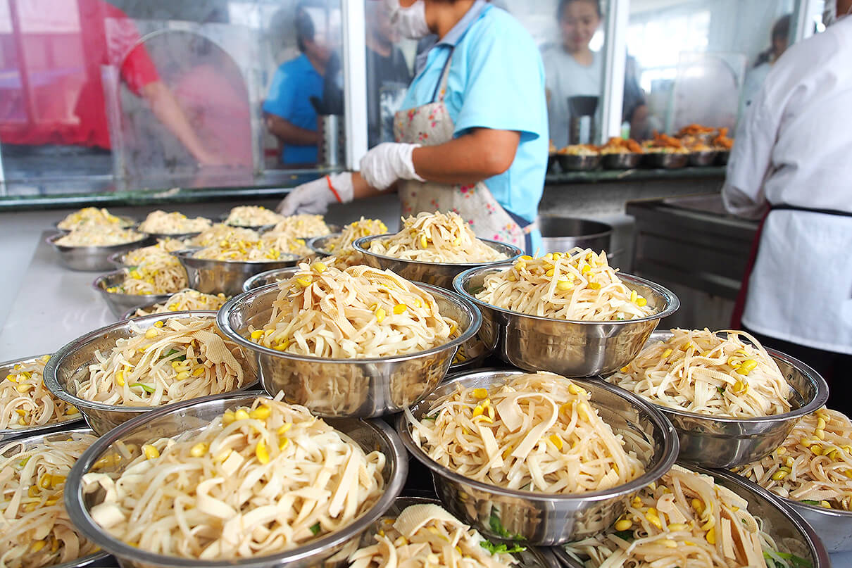 劉潭服裝為黨慶生