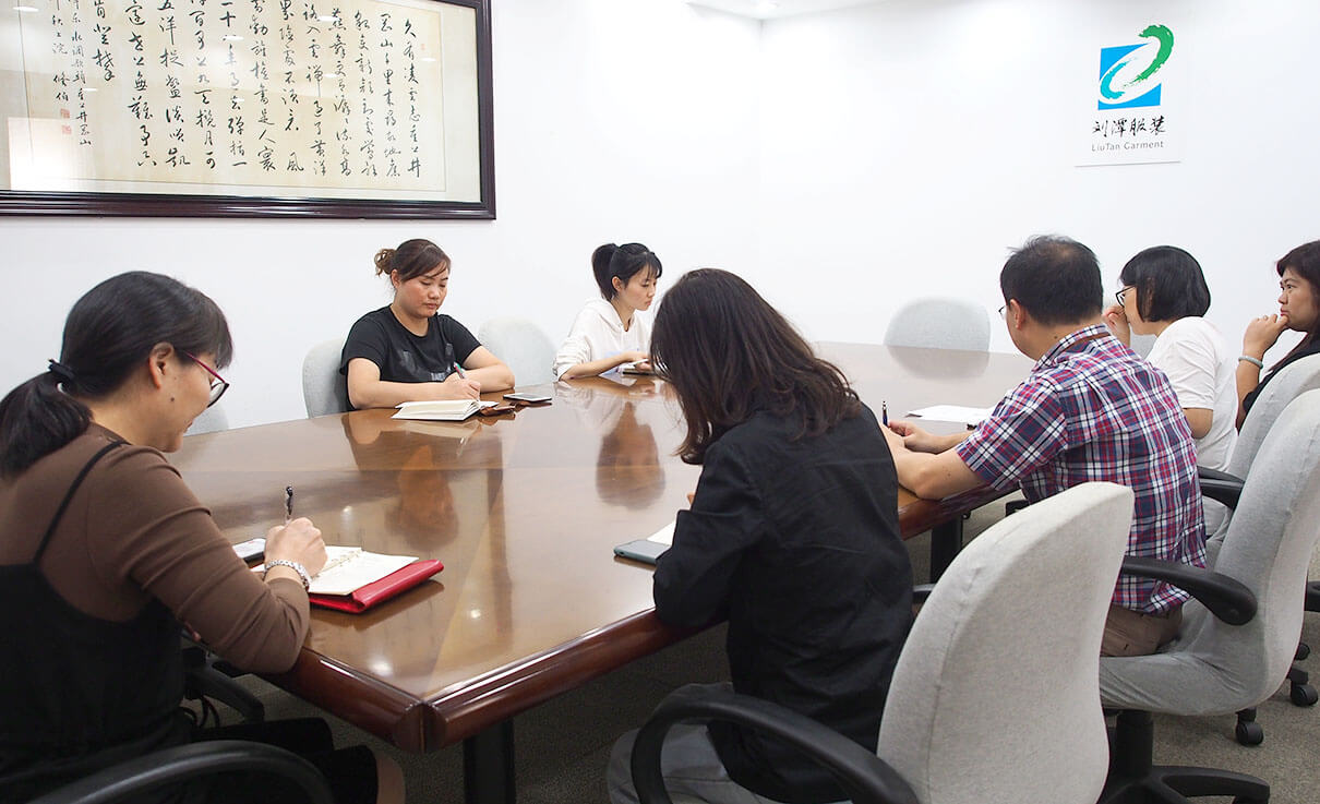 劉潭服裝預備黨員湯亞麗同志轉正會議 劉潭服裝預備黨員湯亞麗同志轉正會議