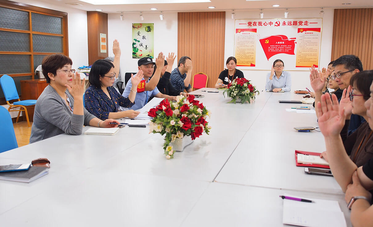 新血液 新力量——劉潭服裝廠召開湯亞利同志按期轉正黨群座談會 新血液 新力量——劉潭服裝廠召開湯亞利同志按期轉正黨群座談會