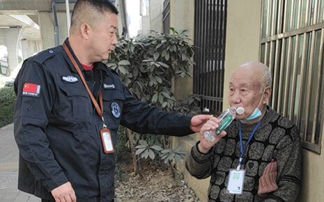 助人為樂新風尚，品德高尚劉潭人