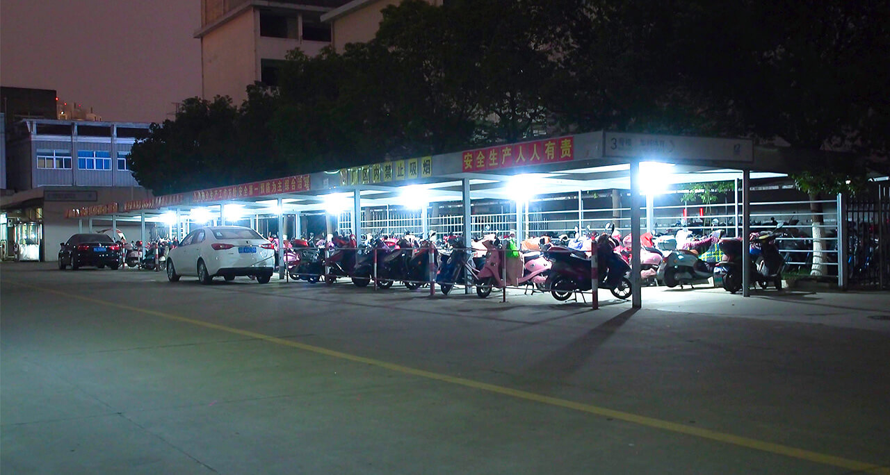 劉潭服裝為讓員工出行更方便進(jìn)行車(chē)棚改造工作 劉潭服裝為讓員工出行更方便進(jìn)行車(chē)棚改造工作