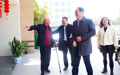 開工首日，梁溪區黃巷街道領導帶隊走訪劉潭服裝廠