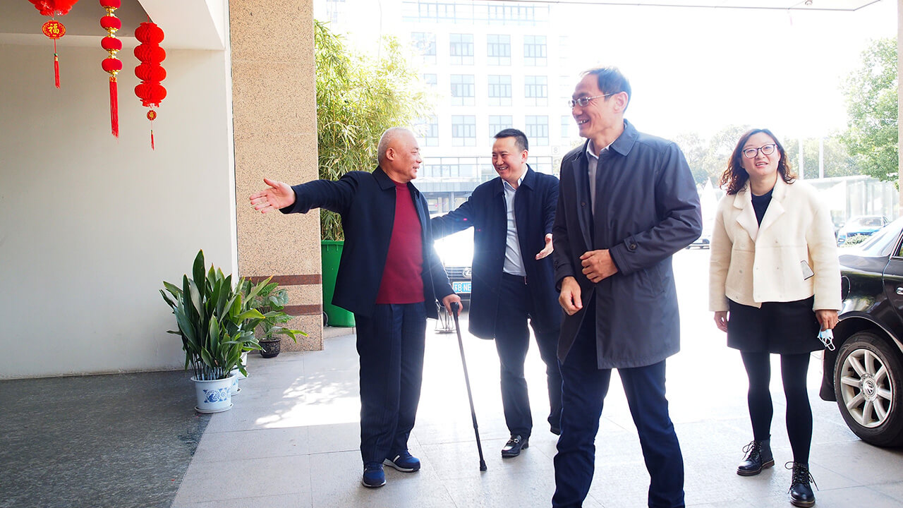 1 開工首日,梁溪區(qū)黃巷街道領(lǐng)導(dǎo)帶隊(duì)走訪劉潭服裝廠