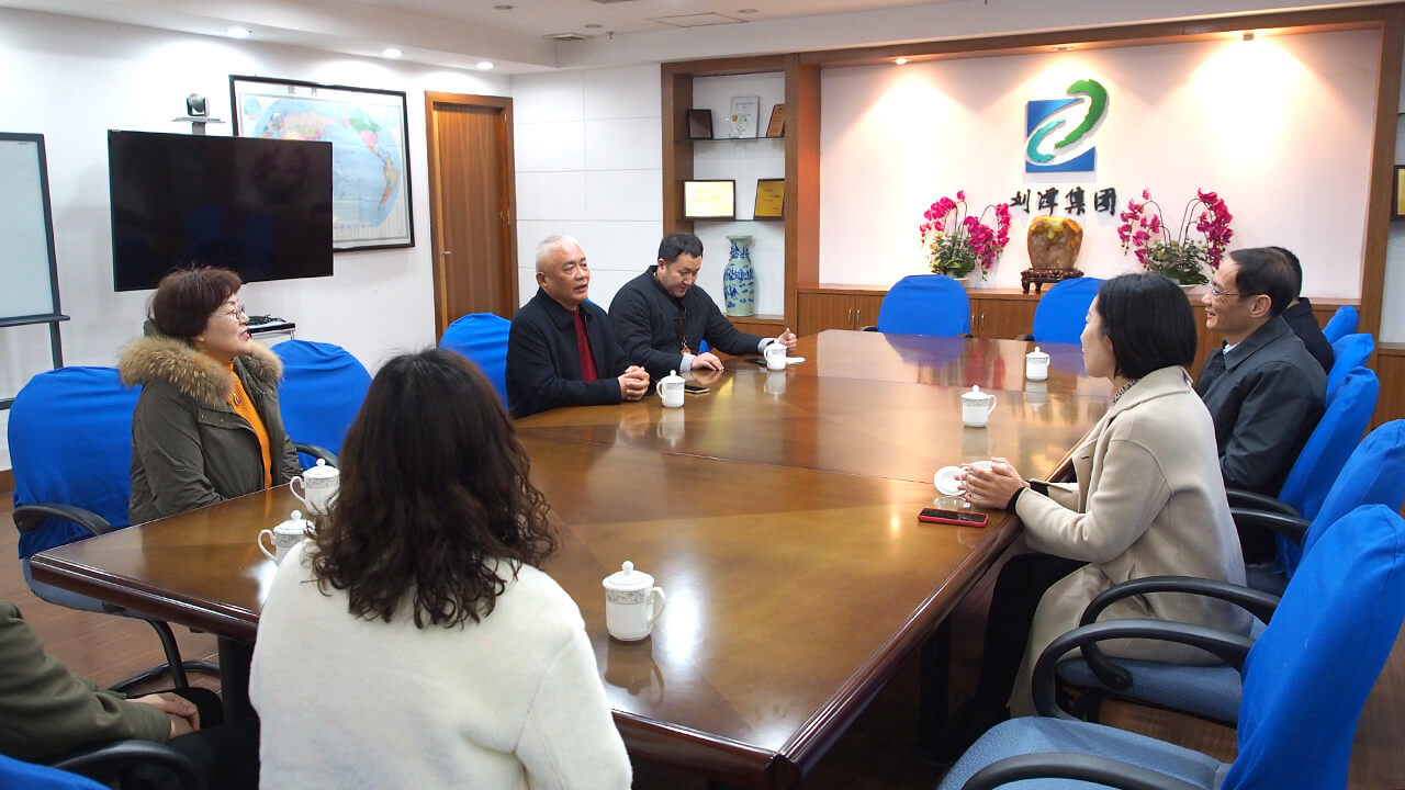 2 開工首日,梁溪區(qū)黃巷街道領(lǐng)導(dǎo)帶隊(duì)走訪劉潭服裝廠