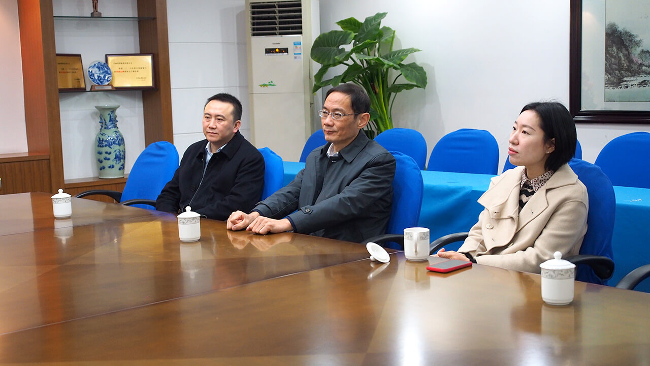 3 開工首日,梁溪區(qū)黃巷街道領(lǐng)導(dǎo)帶隊(duì)走訪劉潭服裝廠