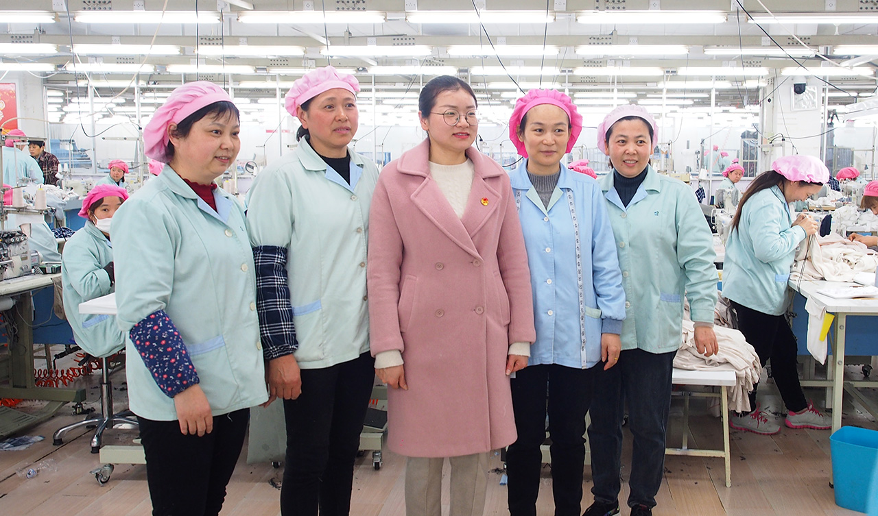 1 梁溪區婦聯到劉潭服裝廠進行“3.8國際婦女節”宣傳短片拍攝