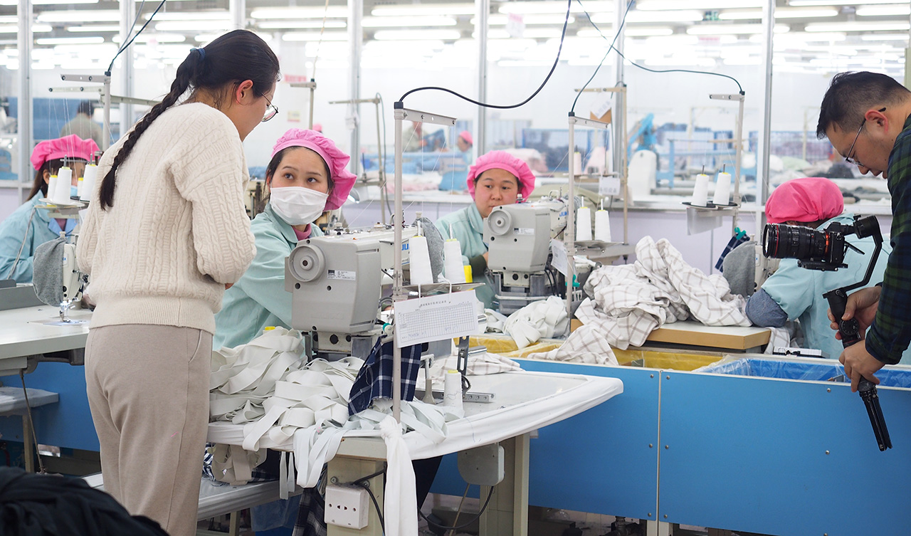 4 梁溪區婦聯到劉潭服裝廠進行“3.8國際婦女節”宣傳短片拍攝