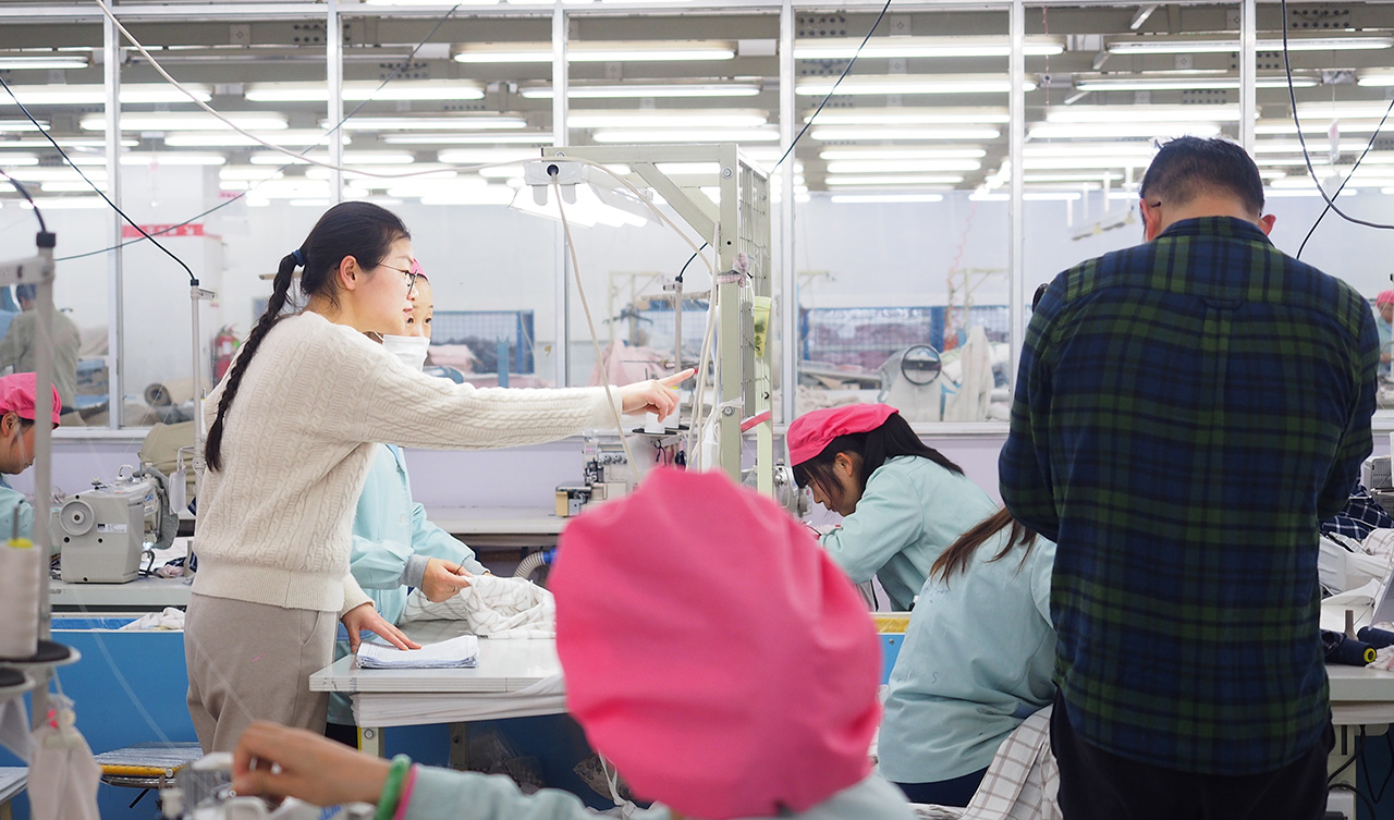 3 梁溪區婦聯到劉潭服裝廠進行“3.8國際婦女節”宣傳短片拍攝