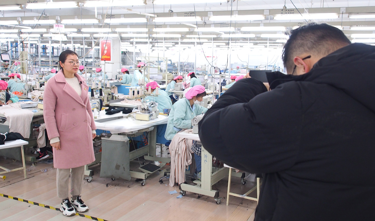 5 梁溪區婦聯到劉潭服裝廠進行“3.8國際婦女節”宣傳短片拍攝